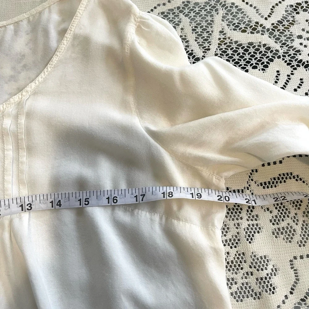 🍀 Elegant White Blouse with Lace Details 🍀 - Picture 4 of 11